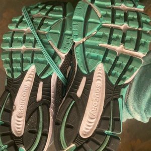 Saucony mint green and gray tennis shoes size 6.5